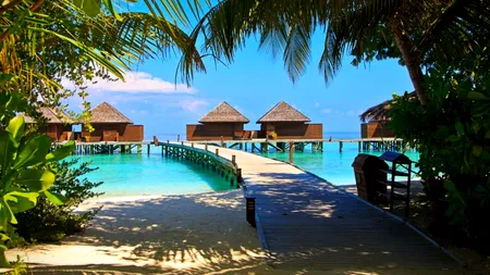 Doi tineri din Sibiu au renunțat la viața din România și au deschis un HOTEL în Zanzibar: „Ne doream o viață mai tihnită”