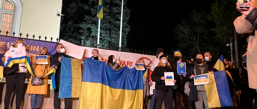 Zeci de persoane participă la o manifestaţie în semn de solidaritate cu poporul ucrainean, la Ambasada Ucrainei din Bucureşti (VIDEO)