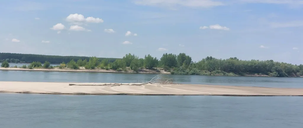 FOTO | Au apărut dunele de nisip pe Dunăre, din cauza secetei. Un nivel atât de scăzut al apei nu a mai fost din 2003