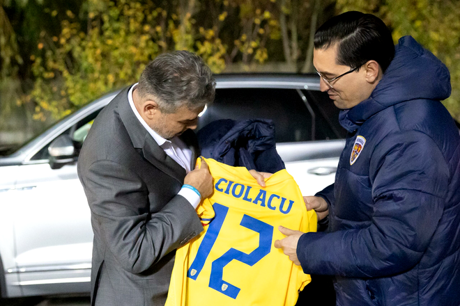 Marcel Ciolacu a mers în cantonamentul naționalei de fotbal a României: „Suntem mândri de voi! Hai, România!”
