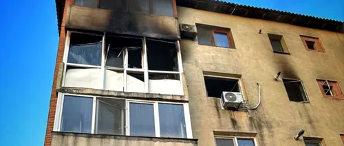 Alarmă într-un bloc din Târgoviște după ce un APARTAMENT a fost cuprins de flăcări. Locatarii au fost evacuați de urgență