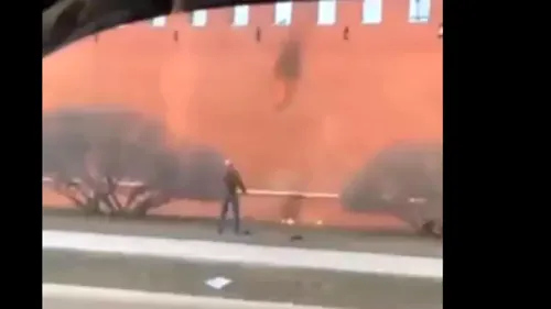 Un bărbat a fost surprins aruncând cu cocktailuri Molotov în zidurile Kremlinului