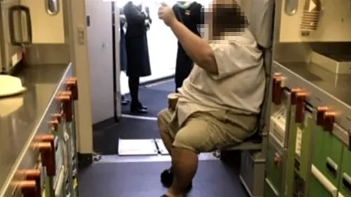 Pasagerul obez care a „traumatizat o stewardesă taiwaneză, cerându-i să-l șteargă la fund, a murit
