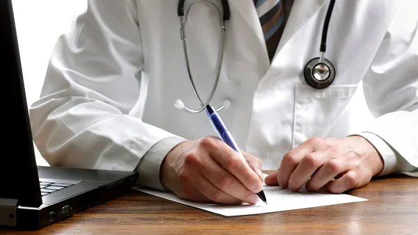 Medic din Alba, reținut pentru că a cerut MITĂ de la un pacient. Suma impusă, pentru a-i prelungi decizia încadrării într-un grad de invaliditate