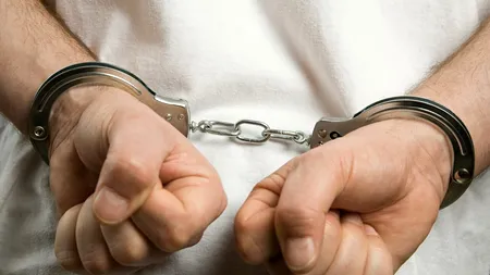 Percheziții ale polițiștilor Capitalei într-un dosar de TÂLHĂRIE calificată și furt calificat. Un tânăr, amenințat cu un cuțit la un bancomat