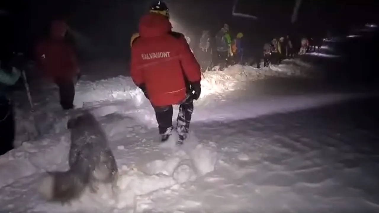 Zeci de turişti plecaţi cu ghizi către VÂRFUL Parângul Mare, recuperaţi de salvamontişti. Nu au mai putut înainta din cauza vremii