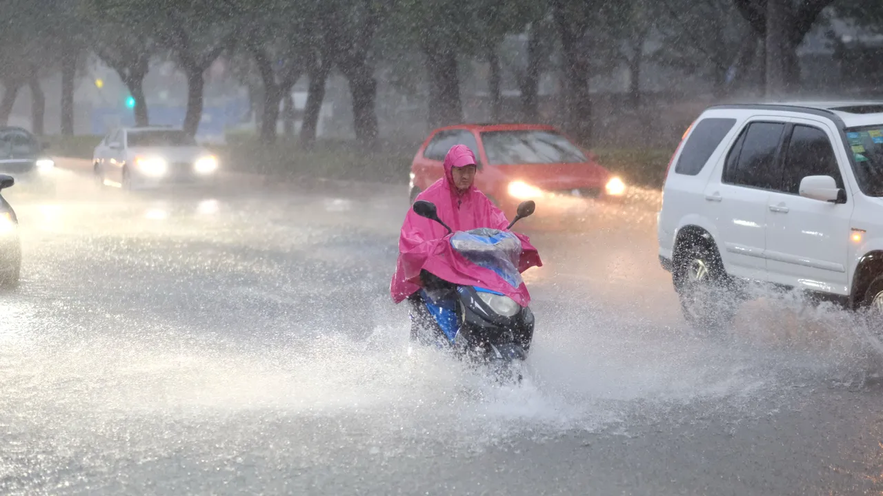ANM: Cod galben de ploi torențiale pentru 22 de județe