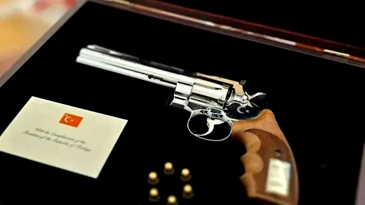 Istoria pistolului Gumusay .357 Magnum, cadoul oferit de Erdogan liderilor la summitul NATO. Care este semnficația gestului