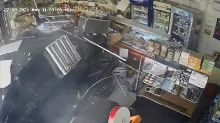 VIDEO| Momentul în care șoferul cu BMW intră în magazinul din Craiova