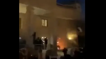 VIDEO | Ambasada Suediei la Bagdad, atacată şi incendiată din cauza arderii Coranului/ Angajaţii sunt în siguranţă, spune Ministerul suedez de Externe
