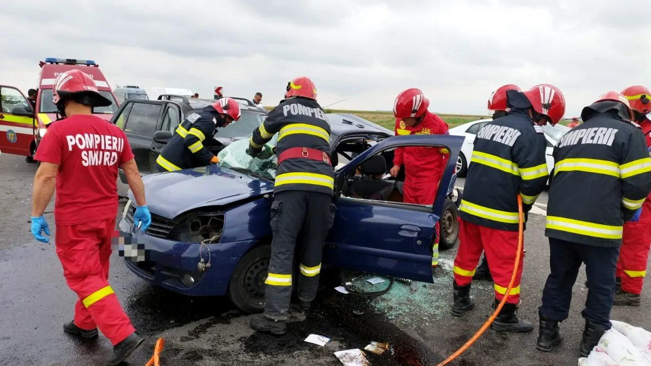 GALERIE FOTO. Accident cumplit în Ialomița. Două persoane au murit, iar alte patru sunt rănite / A fost solicitat elicopterul SMURD