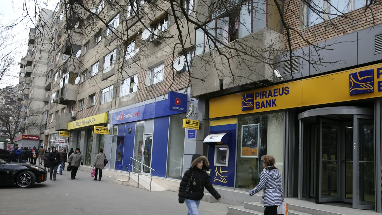 Cea mai proastă veste pentru clienții Piraeus. Ce a decis banca