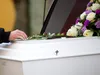 Firmele de pompe funebre pot scumpi înmormântările. Statul ar oferi mai mulți bani pentru ajutorul de deces