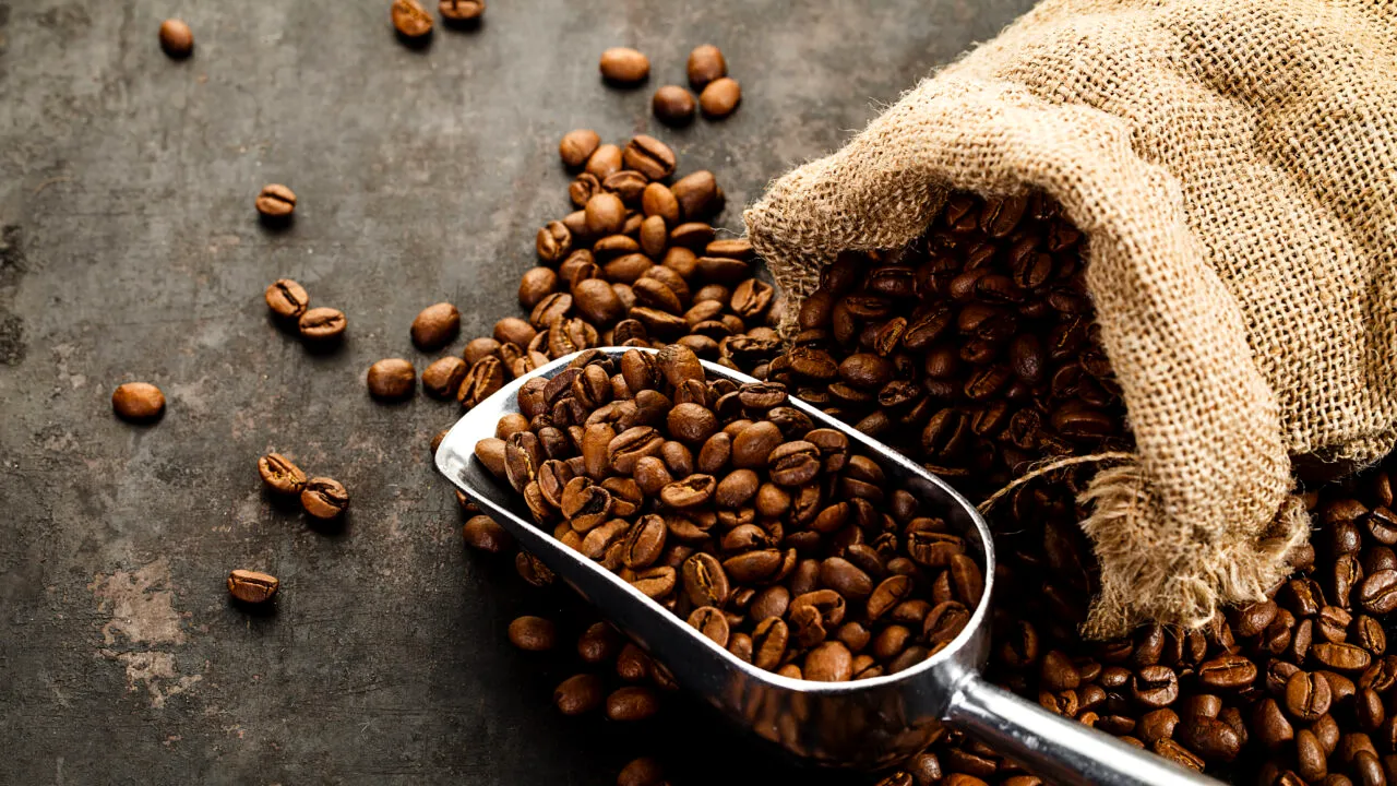 Fructul exotic care poate înlocui cu succes CAFEAUA. Este tot mai apreciat de români