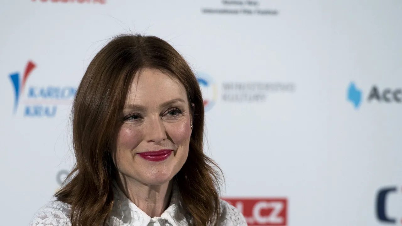 Actrița Julianne Moore a dezvăluit că se inspiră pentru rolurile pe care le joacă din discuțiile cu proprii părinți
