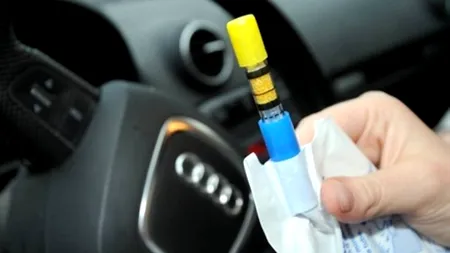 O femeie cu alcoolemie uriașă a căzut peste o mașină oprită, în timp ce traversa strada prin loc nemarcat


