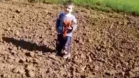 Sute de oameni au căutat toată noaptea un copil de 2 ani și 8 luni dispărut vineri seară din casa părinților. VIDEO emoționant cu momentul în care a fost găsit: 