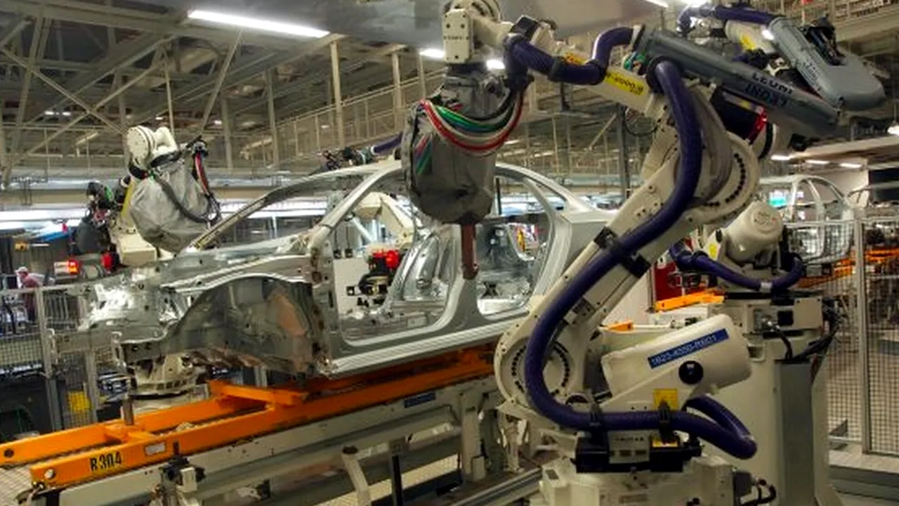 Un muncitor de la o fabrică Volkswagen a murit după ce a fost strivit de un robot. Care a fost reacția VW