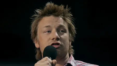 Jamie OLIVER a colaborat mulți ani cu McDonald''s, chiar dacă a spus că HAMBURGERII restaurantului nu sunt COMESTIBILI