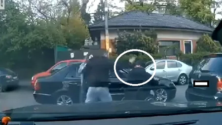 Un șofer a fost filmat când lovește un bărbat aflat într-un cărucior pentru persoane cu dizabilități, pe un drum din Vaslui. Polițiștii fac cercetări
