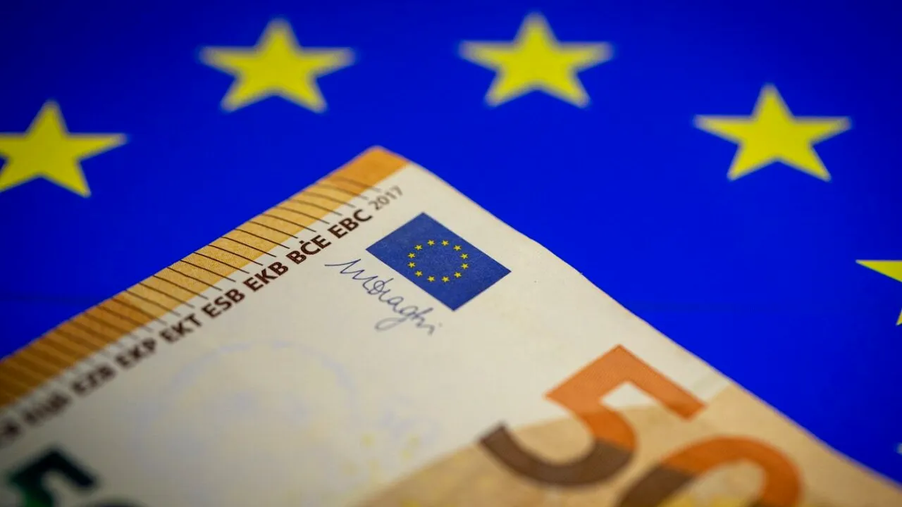 Euro a atins un nivel RECORD, faţă de dolar din iulie 2023