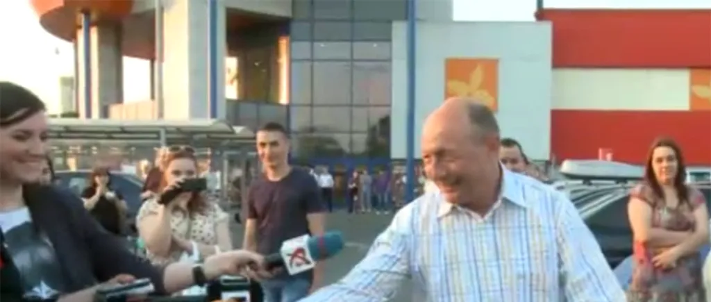 Ia de la Băsescu!. Președintele a împărțit fructe ziariștilor în parcarea unui hypermarket. VIDEO