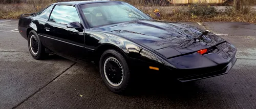 S-a vândut KITT, mașina vorbitoare din seria „Knight Rider”. Bolidul lui David Hasselhoff, cumpărat la licitație cu 300.000 de dolari