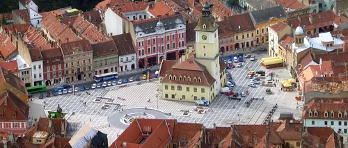 O schelă s-a prăbușit peste doi trecători în centrul vechi al Brașovului