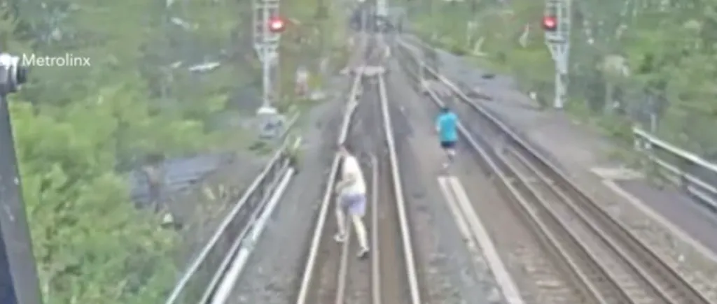 VIDEO | Copii filmați în timp ce aleargă în fața unui tren care se apropie cu viteză