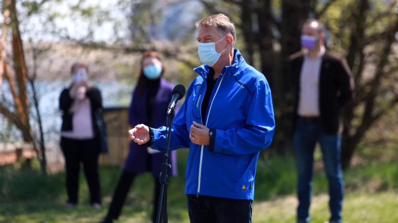 Cât costă geaca purtată de Klaus Iohannis la ecologizarea din Parcul Văcărești, de Ziua Pământului
