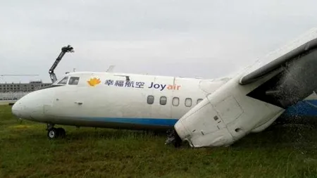 Zeci de pasageri au trecut prin momente de groază după ce aripile unui avion s-au rupt la aterizare