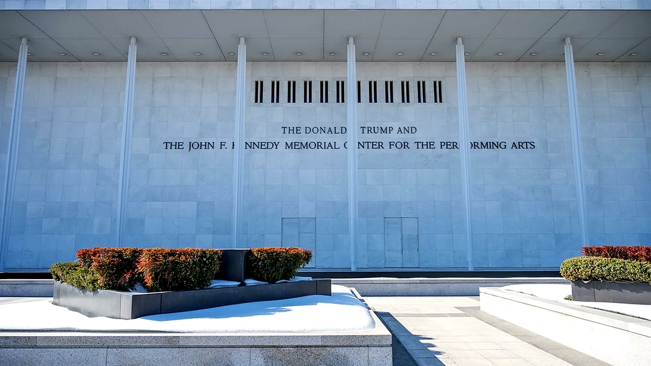 Un judecător dispune ca Centrul Kennedy din Washington DC să elimine numele lui Trump de pe fațadă. Cum a reacționat președintele american
