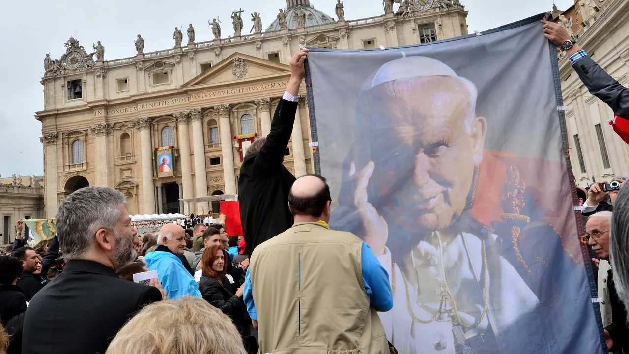 CEREMONIE ISTORICĂ pentru doi SFINȚI MODERNI. Papa Francisc i-a beatificat pe Ioan Paul al II-lea și Ioan al XXIII-lea. LIVE