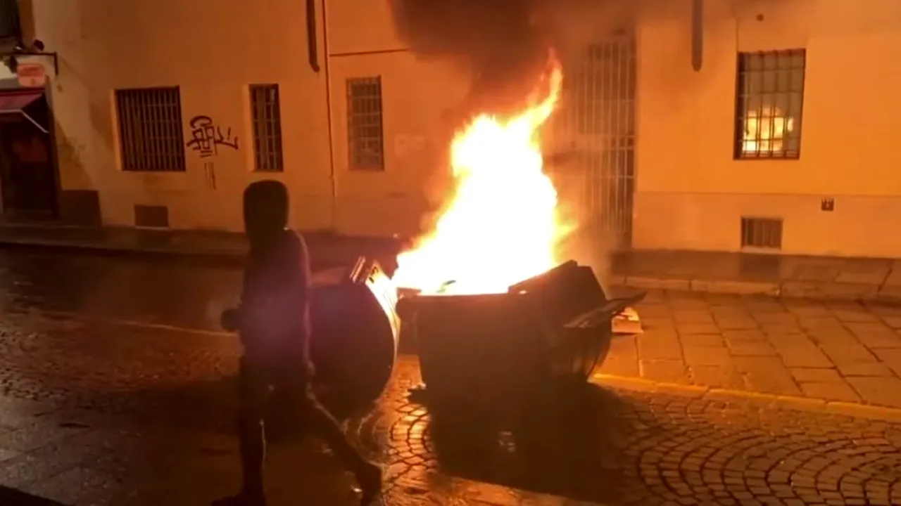 Proteste violente în Italia, după noile restricții în contextul crizei Covid-19. Lupte între protestatari și poliție la Torino, Milano și Napoli (FOTO & VIDEO)