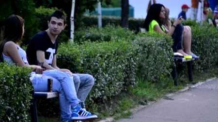 Polițiștii din Galați au prins mai mulți tineri care mâncau semințe și aruncau cojile pe jos. „Aveți două opțiuni