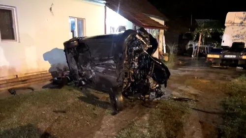 Accident grav în Arad: Un mort și trei răniți, dintre care doi copii, după ce o mașină a intrat într-o casă - FOTO