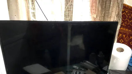 Scandal la căpătâiul mortului în Sfințești! Femeia care îl îngrijea i-ar fi furat televizorul, singura lui alinare, chiar înainte să moară (VIDEO)