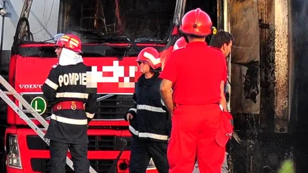 Un camion-școală a luat foc în mers în timp ce o femeie susținea examenul de conducere