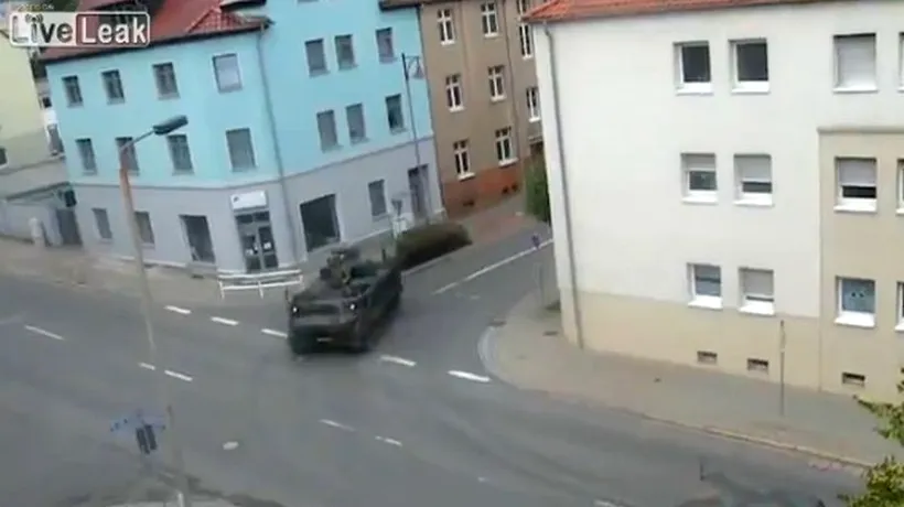VIDEO: O coloană de tancuri Panzerhaubitze 2000 trece printr-un oraș german