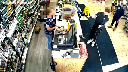 Un băiat de 12 ani a fost surprins de camerele de supraveghere în timp ce jefuia o benzinărie din Michigan. Copilul a tras cu arma faţa angajatei