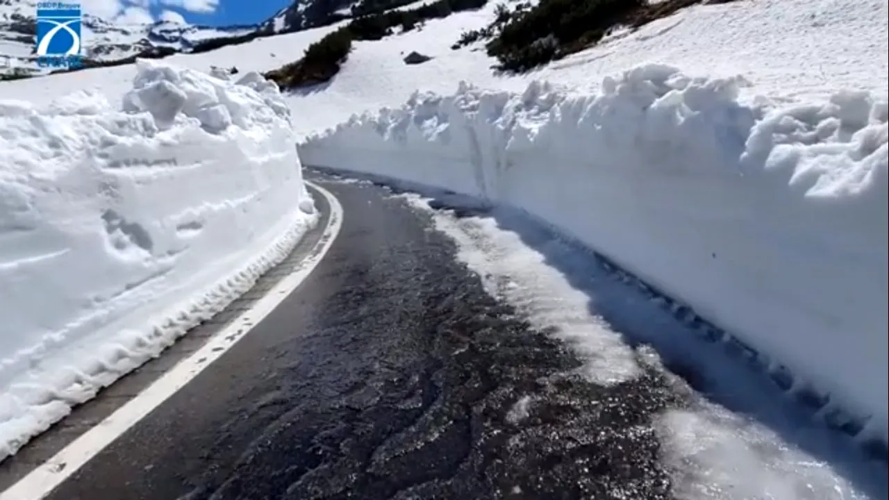 Zăpadă de 6 metri pe Transfăgărășan. Autoritățile intervin pentru deszăpezire | VIDEO