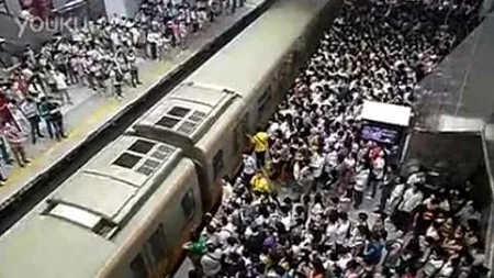 O zi la metroul din Beijing. Motivul pentru care se formează în fiecare dimineață cozi uriașe. GALERIE FOTO