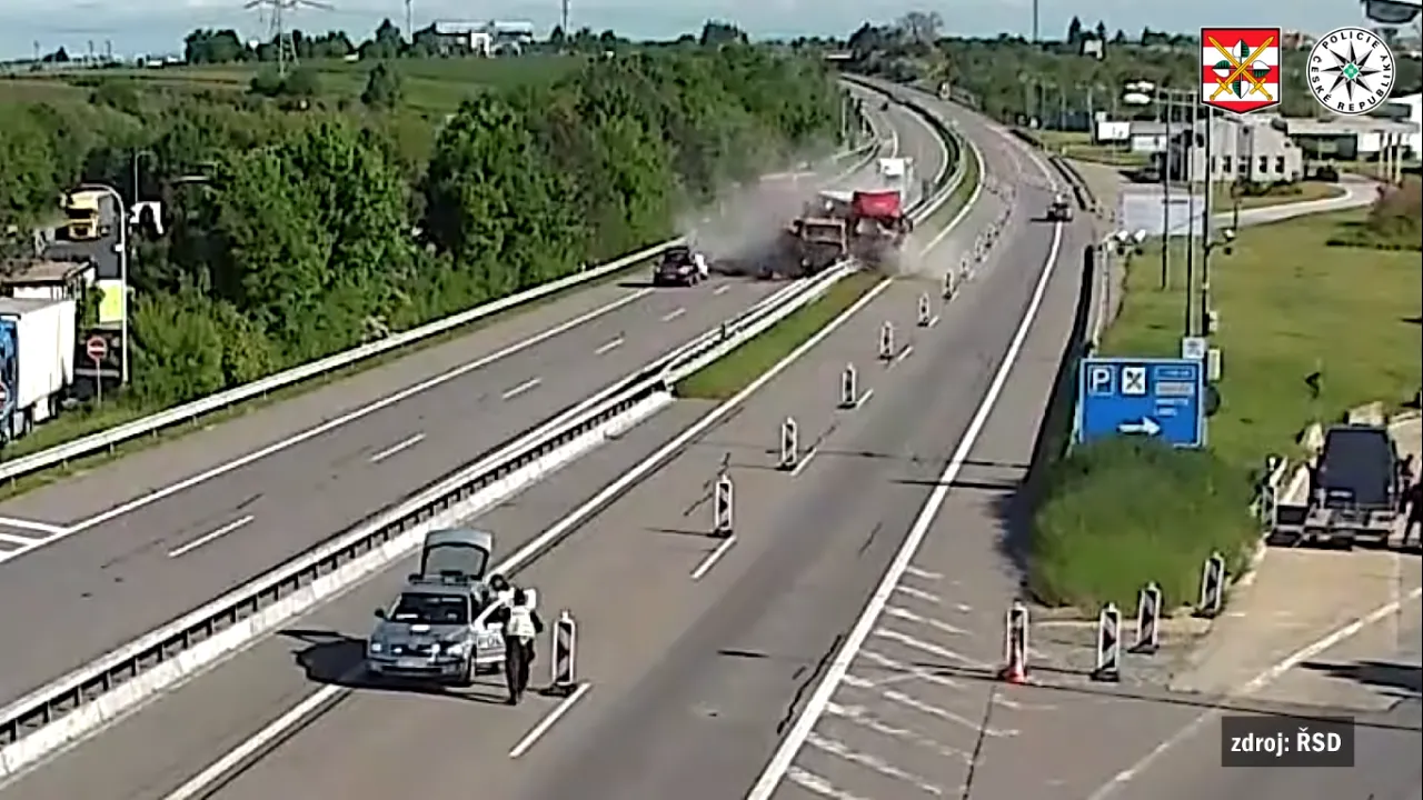 VIDEO. Sfârşit tragic pentru un şofer român de TIR. A murit după ce a intrat într-o mașină de întreținere a autostrăzii