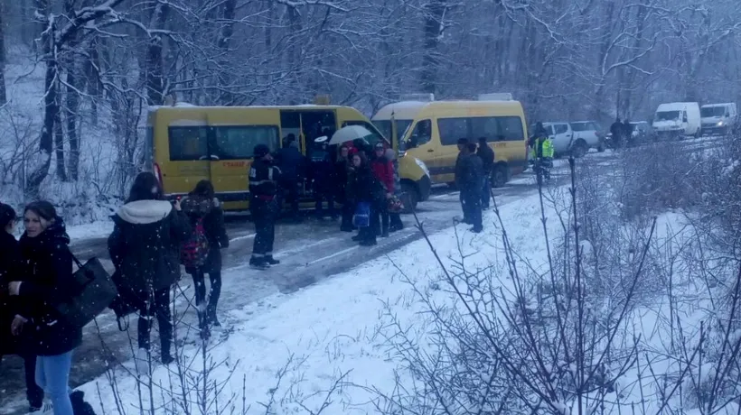 Un autocar plin cu copii a derapat în Mureș