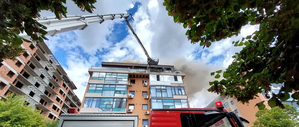 UPDATE | FOTO -VIDEO - Incendiu la mansarda unui bloc din Voluntari / Nu există victime