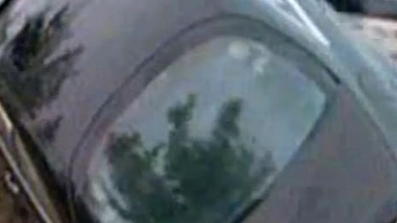 FOTO: Mașină de lux, căzută într-o groapă de doi metri din București