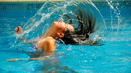 Cum să te protejezi împotriva bacteriilor din piscinile publice. Sfatul experților