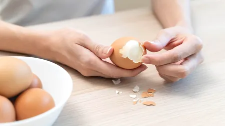 Motivul pentru care în unele magazine din România se găsesc tot mai puține OUĂ. Care sunt explicațiile fermierilor