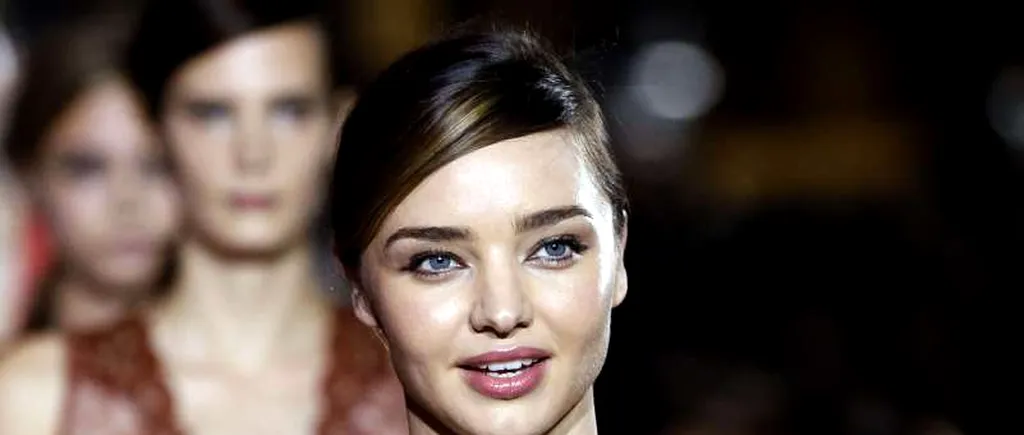 FOTO. Modelul Miranda Kerr, ținută provocatoare pe covorul roșu, la Paris Fashion Week