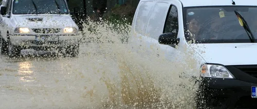 Mai multe străzi din Arad și din alte două orașe arădene, inundate din cauza ploilor abundete